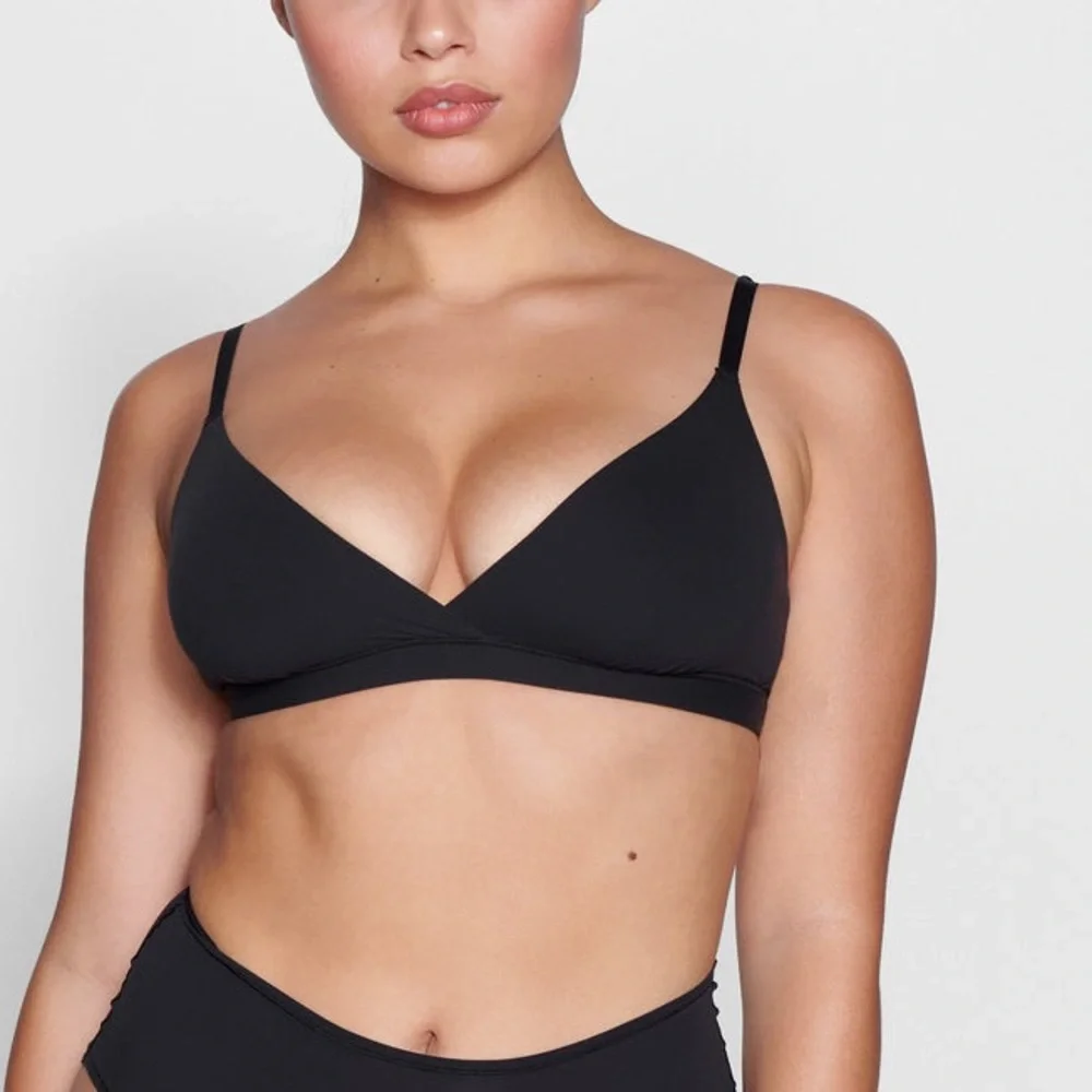 SKIMS FITS EVERYBODY CROSSOVER BRALETTE BLACK SIZE SMALL NWOT - Picture 3 of 4
